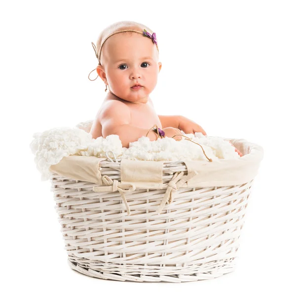 Söt liten baby i en wicker — Stockfoto