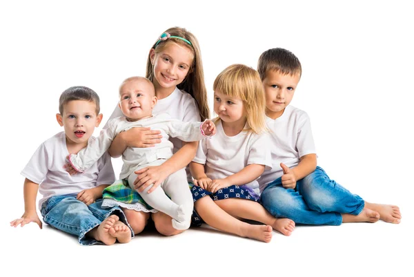 Crianças de camisas brancas sorrindo — Fotografia de Stock