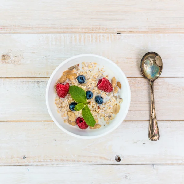 Kase çilek ile müsli — Stok fotoğraf