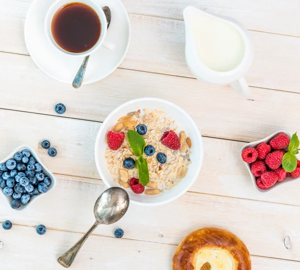 Müsli ile sağlıklı bir kahvaltı. — Stok fotoğraf