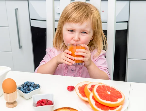 小さな子供がジュースを飲む — ストック写真