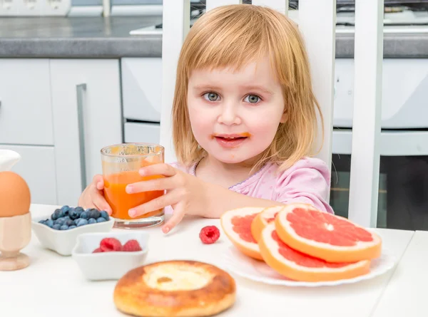 Malé dítě pít šťávy — Stock fotografie