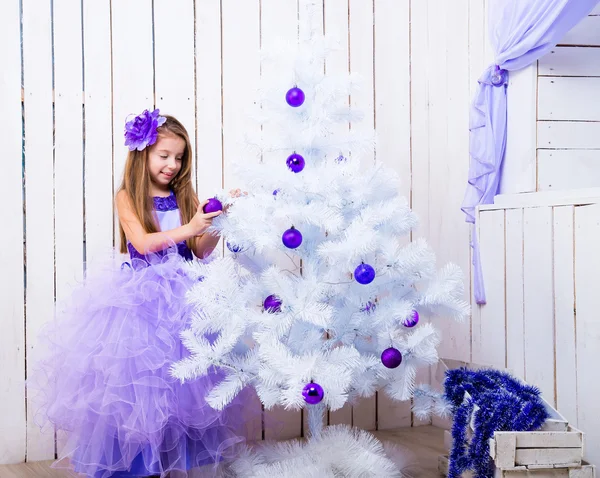 Klein meisje ingericht kerstboom — Stockfoto