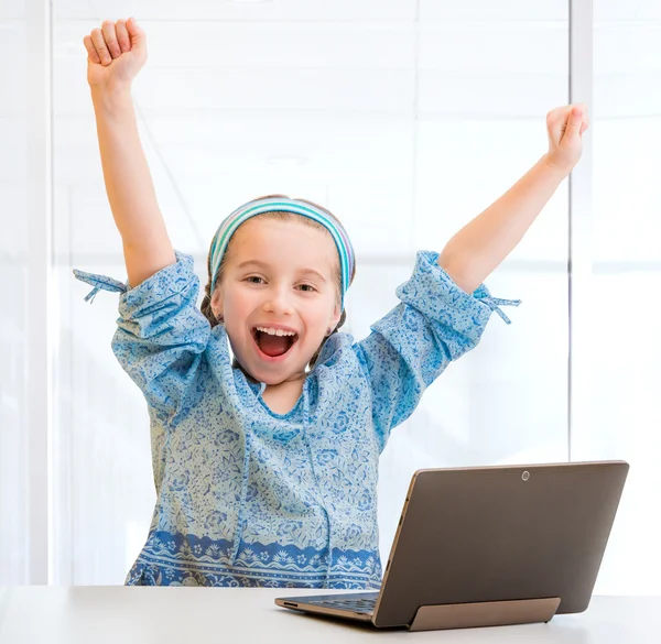 Kleines Mädchen und ihr Tablet — Stockfoto