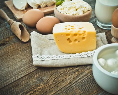 eski ahşap masa üzerinde süt ürünleri