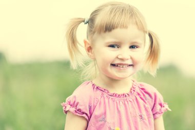 çayır üzerinde sevimli küçük kız