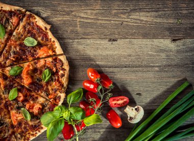 Mantarlı vejetaryen pizza.