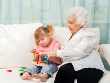 Büyükanne ve divan granddaugter