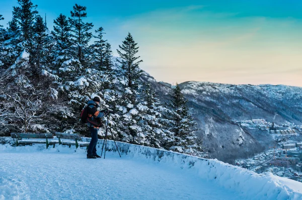 Photographer taking photo of winter landscape — Stock Photo, Image