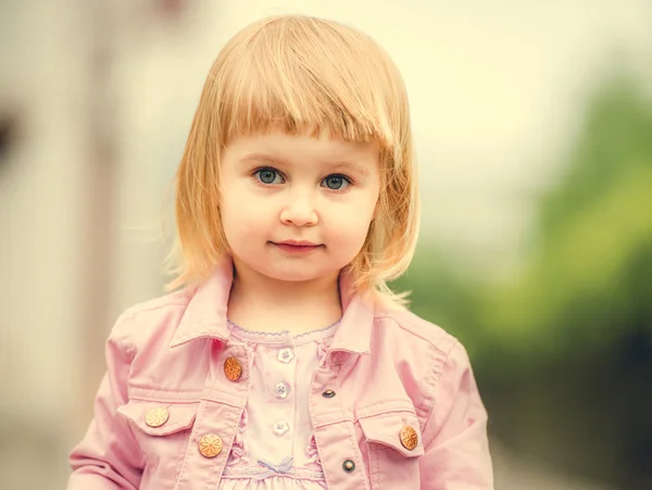 Mooi meisje in de straat close-up — Stockfoto