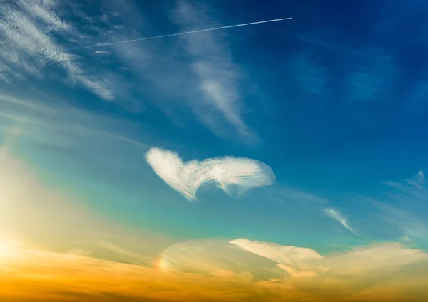 Λευκά σύννεφα σε ένα σχήμα καρδιάς — Φωτογραφία Αρχείου