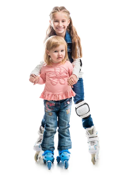 Iki küçük kızları rollerskates gülümseyen — Stok fotoğraf