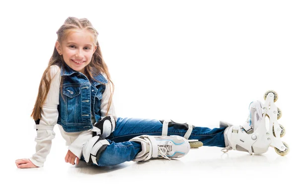 Bonito adolescente menina no rollerskates sentado — Fotografia de Stock