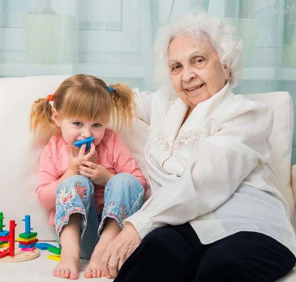 소파에 할머니와 어린 소녀 — 스톡 사진