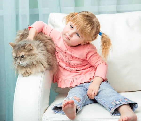 Little cute girl with cat — Stock Photo, Image