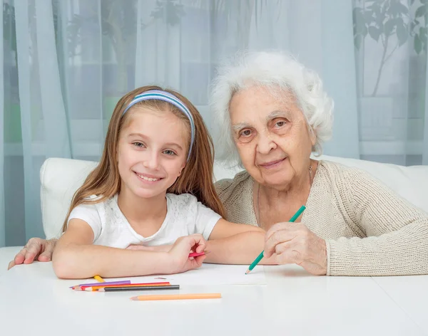 Menina e sua avó desenho com lápis — Fotografia de Stock