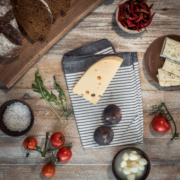 Bread with cheeses and  tomatoes — Stok fotoğraf