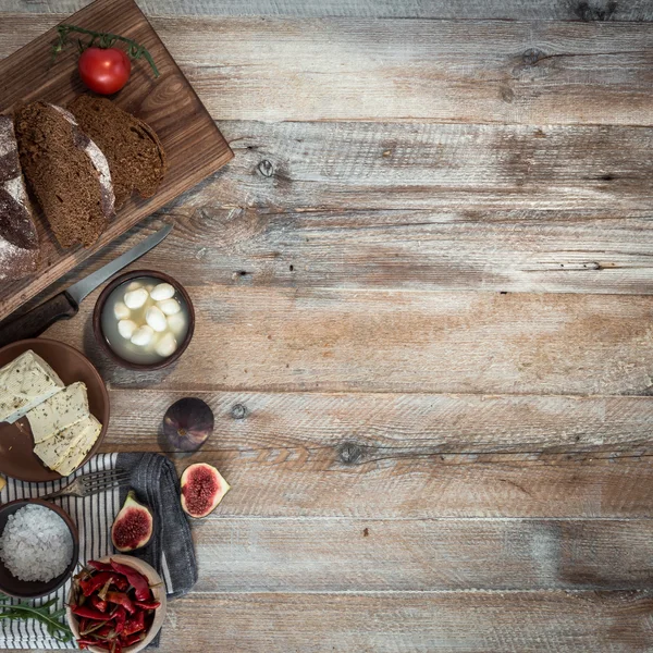 Cheeses and brown bread — Stockfoto