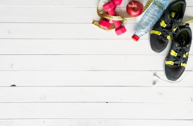 Fitness öğeler ahşap plakalar arka plan üzerinde