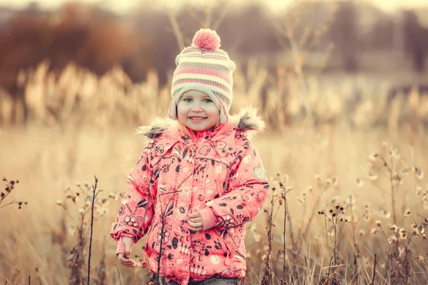 Bambina in campo al tramonto — Foto Stock