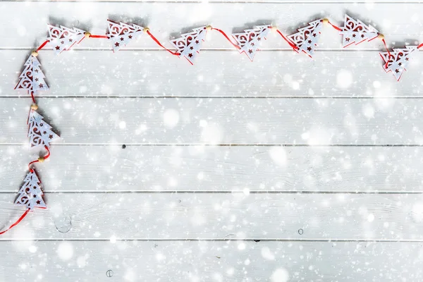 Prkna pod sněhem s dekoracemi — Stock fotografie