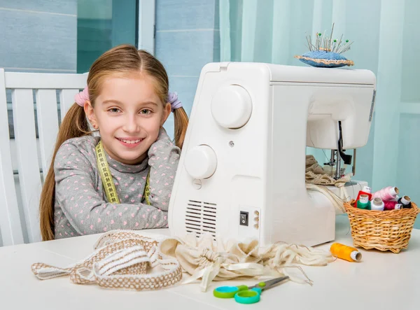 Menina com máquina de costura — Fotografia de Stock