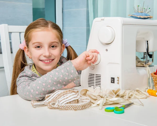 Menina com máquina de costura — Fotografia de Stock