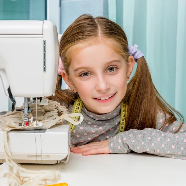 Menina com máquina de costura — Fotografia de Stock