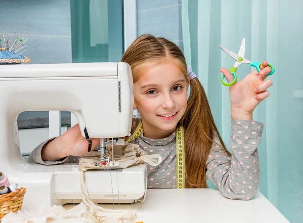 Menina com máquina de costura — Fotografia de Stock