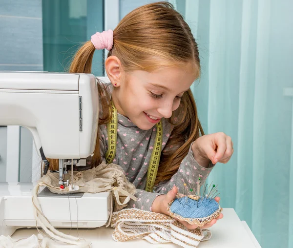 Little girl  with sewing machine — Stock Photo, Image