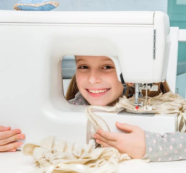Niña con máquina de coser —  Fotos de Stock