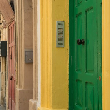 Cityscape Valletta renkli kapı ile