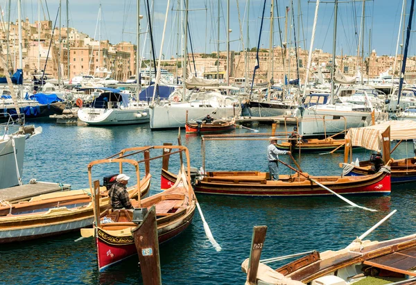 Iates e barcos perto de Valletta pot — Fotografia de Stock