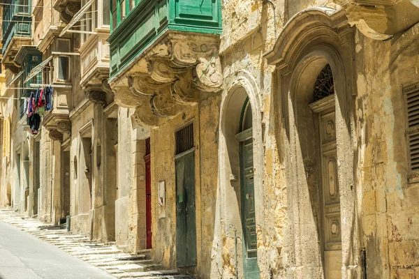 Paesaggio urbano con vecchie porte a La Valletta — Foto Stock