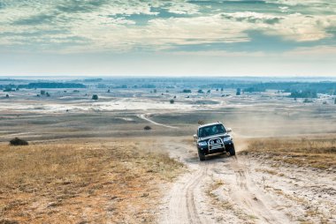 Kharkov çöl arka plan üzerinde Jeep