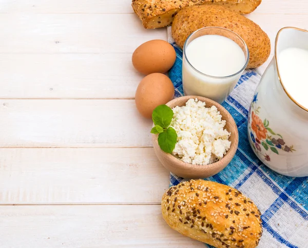 Frukost med ost, mjölk, bröd och ägg — Stockfoto