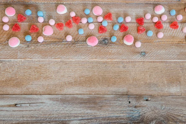 Variedade de doces em um fundo de madeira — Fotografia de Stock