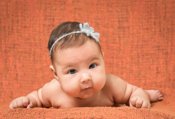 頭の上の装飾と 1 歳 2 か月女の子 — ストック写真