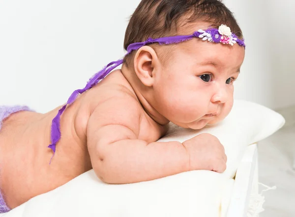 Niña acostada en la cama —  Fotos de Stock