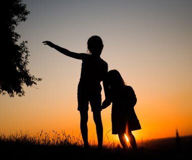 İki genç kız silüeti