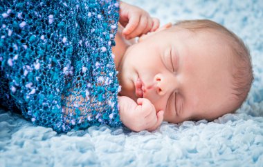 Yeni doğan bebek uykuda