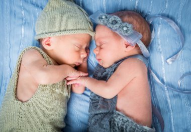 bir sepet içinde uyuyan yeni doğan İkizler l
