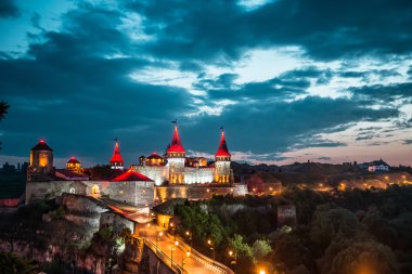 Günbatımında bir dağ tepe üzerinde güzel kale