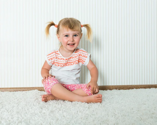 Bambina felice impegnata in attività fisica — Foto Stock