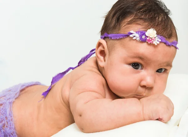 Niña acostada en la cama —  Fotos de Stock