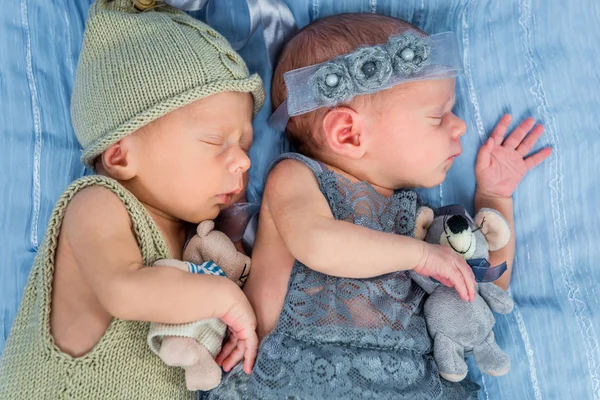 Gemelos recién nacidos l durmiendo en una cesta — Foto de Stock