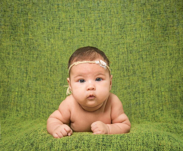 Niña de dos meses con decoración en la cabeza —  Fotos de Stock