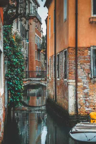 Puente sobre el canal en Venecia — Foto de Stock