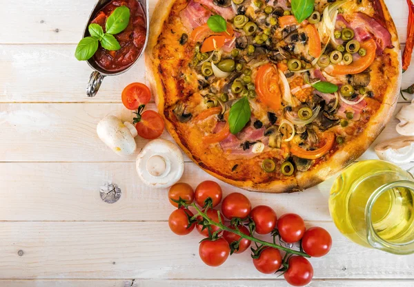 Pizza met ham en olijven — Stockfoto