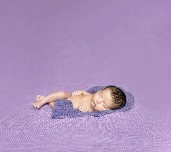 Újszülött baba alszik, a lila takaró — Stock Fotó